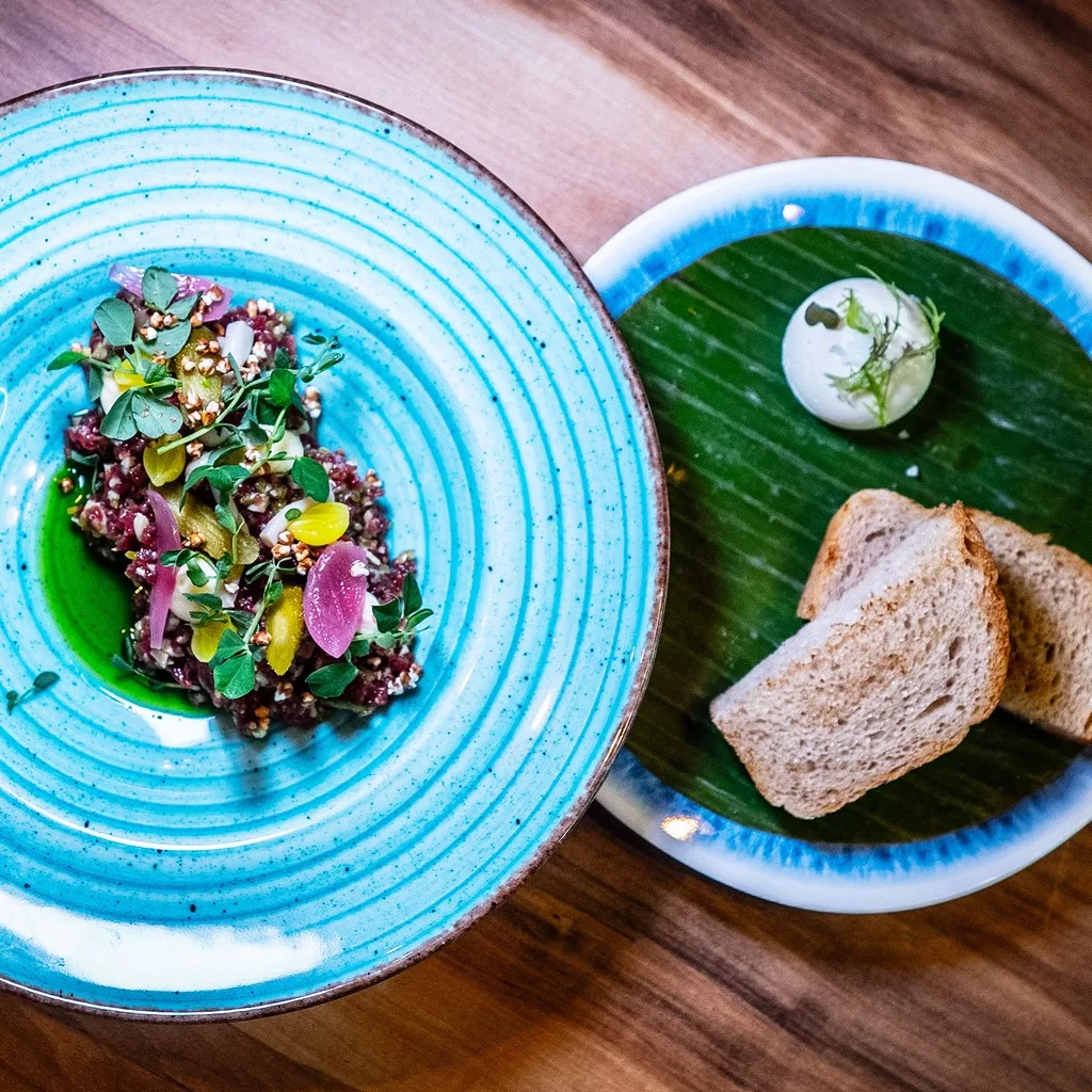 Wśród wielu specjałów na menu restauracji w Szczecinie RumClub, tatar z polędwicy wołowej jest prawdziwym mistrzostwem kulinarnym.